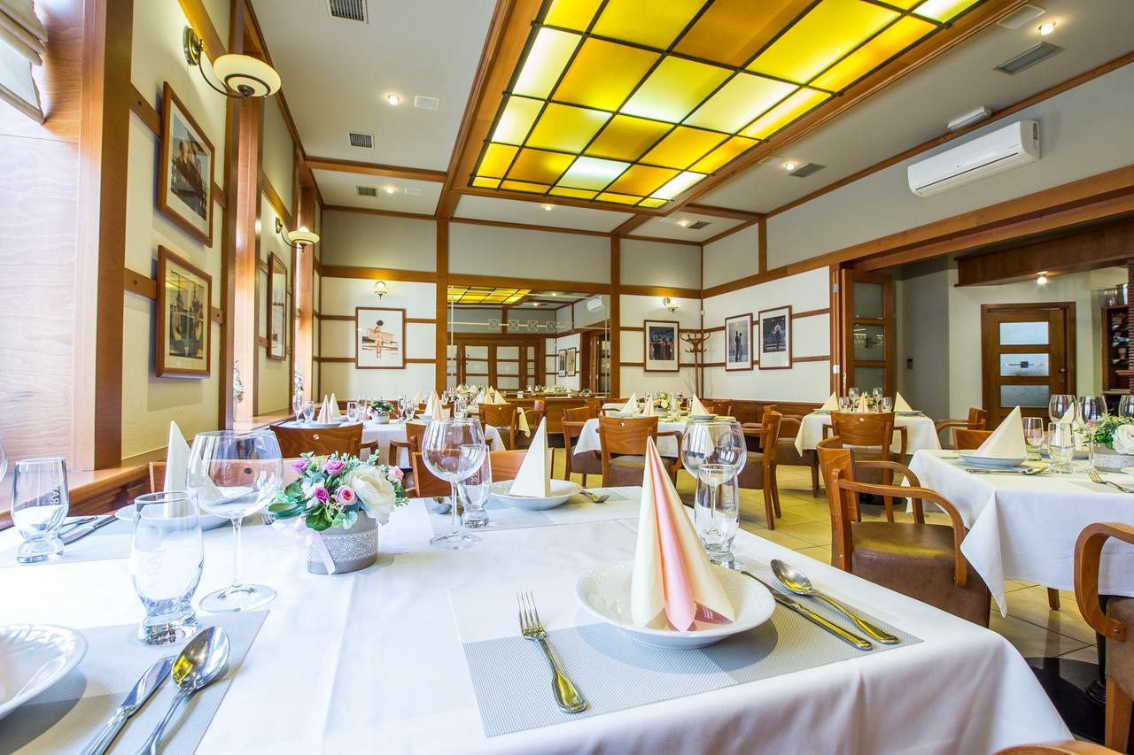 Hotel Pod Vezi Strážnice エクステリア 写真