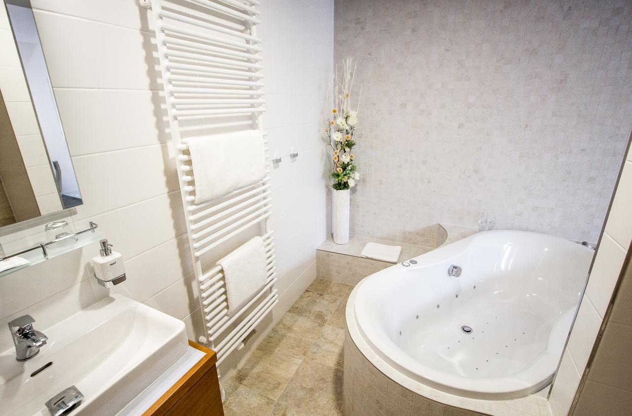 Hotel Pod Vezi Strážnice エクステリア 写真